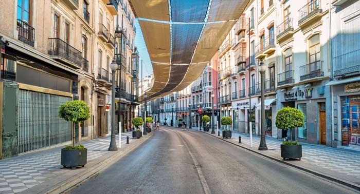 Redescubre las Calles de Granada con este Escape Room Exterior con Regalo y Foto de Recuerdo 