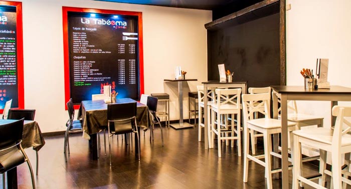 ¡Delicia para tu paladar! Menú Gourmet: 4 Tapas + 4 Bebidas + 2 Postres en L'arrivée Aguadulce