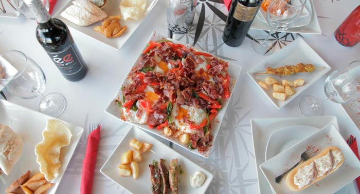 ¡Delicia para tu paladar! Menú Gourmet: 4 Tapas + 4 Bebidas + 2 Postres en L'arrivée Aguadulce
