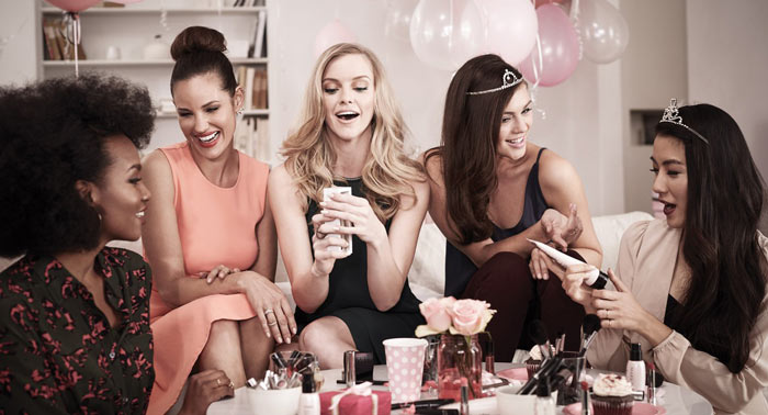 ¡Diviértete con tus amigas! Beauty Party con Fotos + Taller Automaquillaje + Canapés + Cava