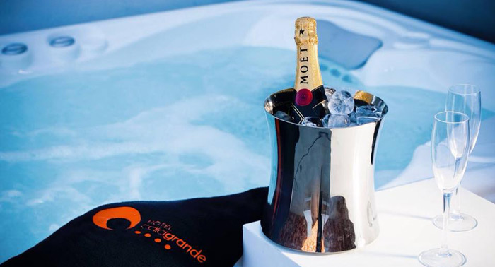 ¡Plan romántico! Circuito Hidrotermal 60min + Masaje 30min + Botella de Cava en Cala Grande