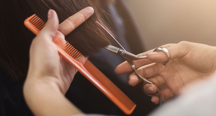 Mima tu pelo en Ellos y Ellas con una sesión de: Lavado + Masaje + Corte + Peinado