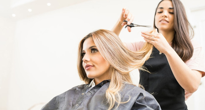 Mima tu pelo en Hair Clinic con una sesión de: Corte, Peinado, Tratamiento Nutritivo y Masaje