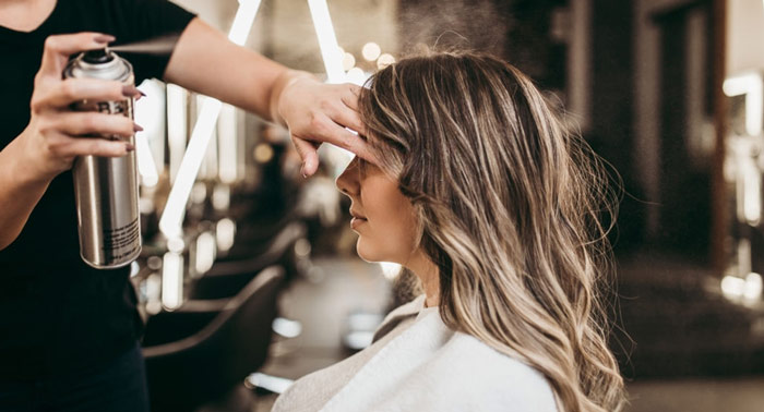 Mima tu pelo en Hair Clinic con una sesión de: Corte, Peinado, Tratamiento Nutritivo y Masaje