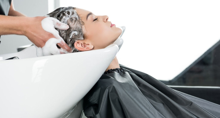 Mima tu pelo en Hair Clinic con una sesión de: Corte, Peinado, Tratamiento Nutritivo y Masaje