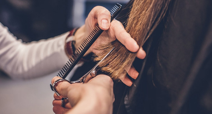 Mima tu pelo en Hair Clinic con una sesión de: Corte, Peinado, Tratamiento Nutritivo y Masaje