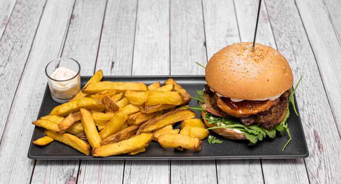 ¡Delicioso! 2 Hamburguesas + 2 Bebidas + 2 Cócteles en Restaurante Milestone