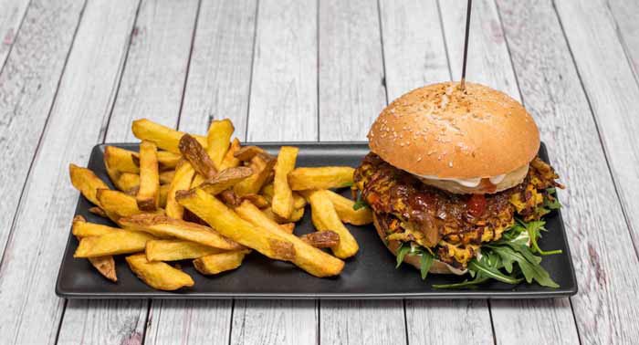¡Delicioso! 2 Hamburguesas + 2 Bebidas + 2 Cócteles en Restaurante Milestone