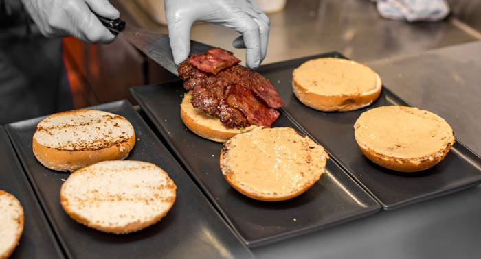 ¡Delicioso! 2 Hamburguesas + 2 Bebidas + 2 Cócteles en Restaurante Milestone
