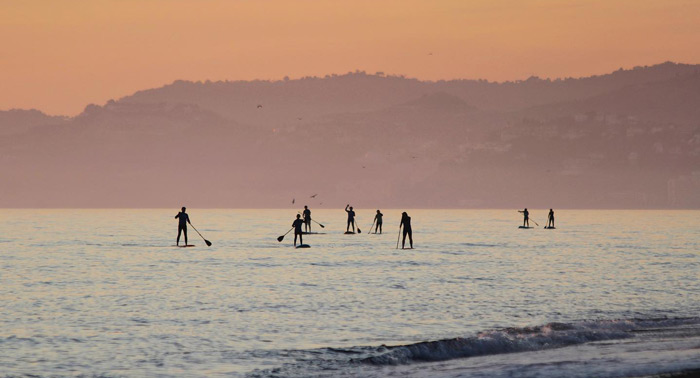 ¡Deslízate sobre el agua! Alquiler Tabla de Paddle Surf o Curso Iniciación en La Herradura