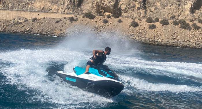 ¡Adrenalina en Alta Mar con tus amigos! Disfrutad de este alquiler de 3 Motos Acuáticas