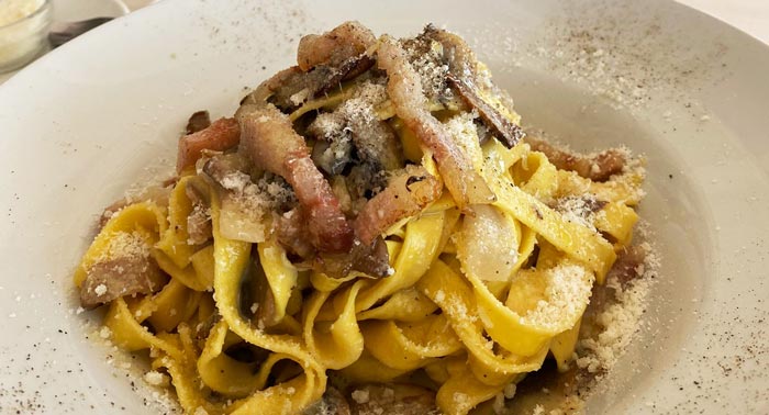 Auténticos Sabores de Italia en La Carbonara de Almerimar: 2 Pizzas + 2 Bebidas