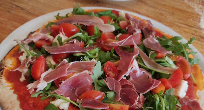 Auténticos Sabores de Italia en La Carbonara de Almerimar: 2 Pizzas + 2 Bebidas