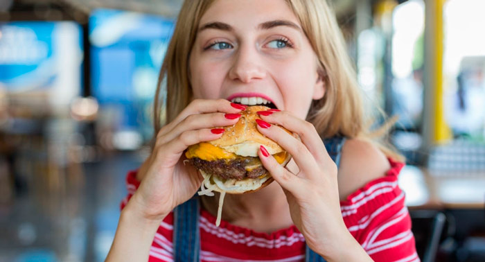 Delicioso plan: 2 Hamburguesas Gourmet + Patatas + 2 Bebidas + Brownie en Santa Mónica