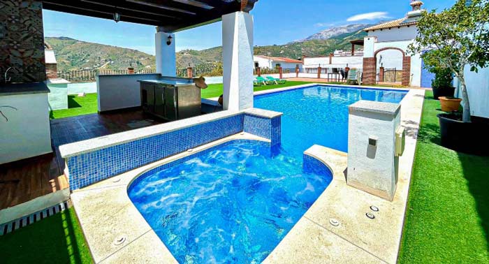 Regala una escapada romántica a la Axarquía Malagueña: 2 noches con Jacuzzi privado