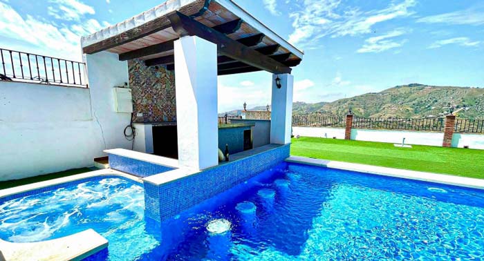Regala una escapada romántica a la Axarquía Malagueña: 2 noches con Jacuzzi privado