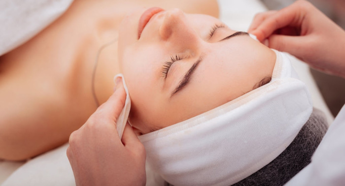Tratamiento Facial Vitamina C + Hidratación de Manos o Pies en Salón de Belleza Nix & Shara. 