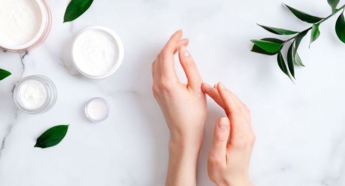 Tratamiento Facial Vitamina C + Hidratación de Manos o Pies en Salón de Belleza Nix & Shara. 