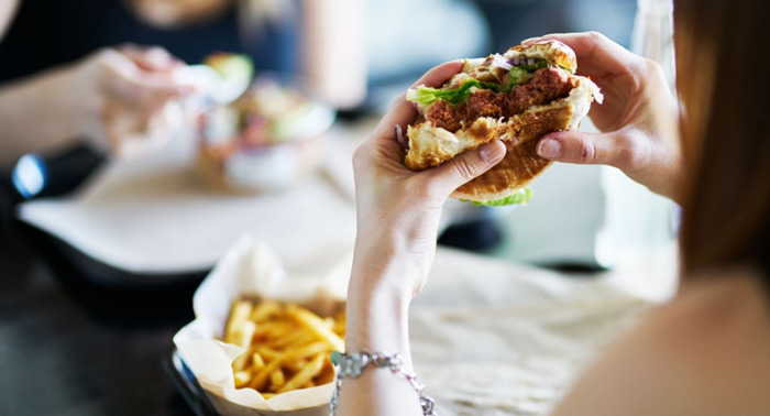 Defontina en Almerimar: 2 Hamburguesas Black Angus + 2 Bebidas + 2 Postres