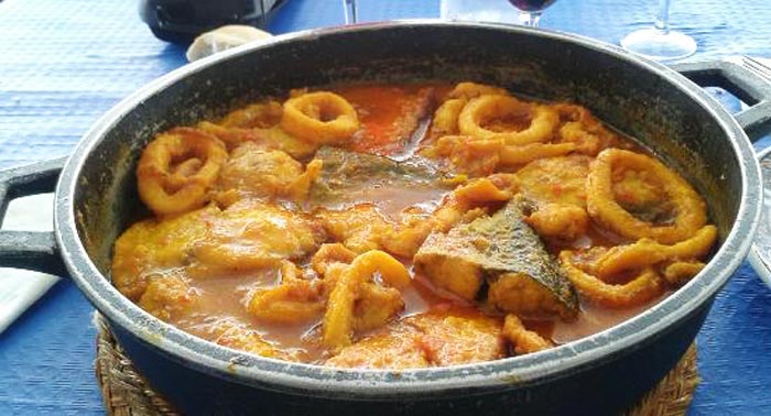 En San José: Cuajadera de Pescado (Gallo Pedro, Gallineta o Brotola) + 2 bebidas, frente al mar