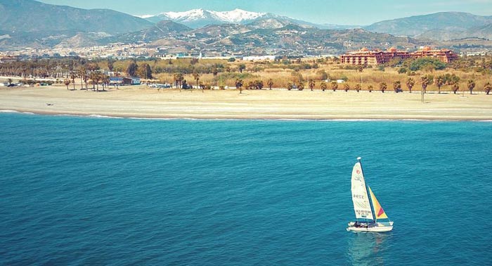 ¡A disfrutar del mar! Navega en un Catamarán de Vela durante 1h con quien tú quieras