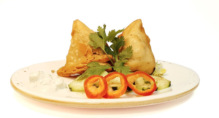 Deliciosa comida India para 2 personas: 2 bebidas + 2 tapas especiales + 1 Plato de Curry