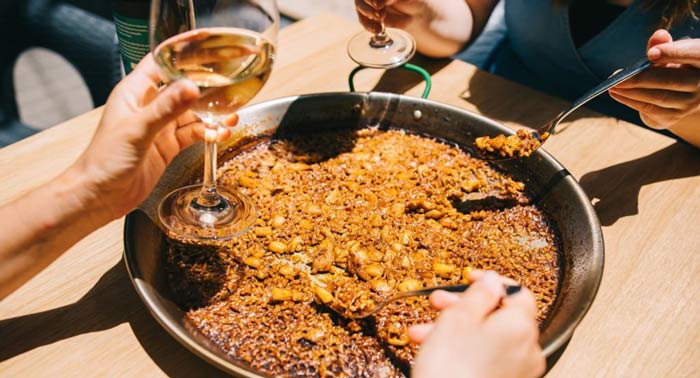 Saborea una deliciosa Paella, Fideuá o Arroz Caldoso + 2 Bebidas en Gastrobar Singo