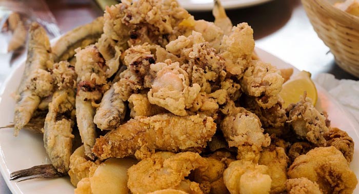 Disfruta a lo grande: Fritura de pescado + Ensalada + 2 Bebidas en Gastrobar Singo
