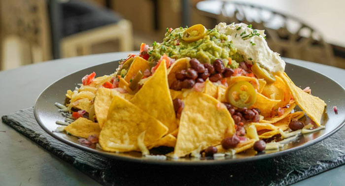 ¡Sabores con vistas panorámicas! 1 Entrante + 1 Principal + 2 Bebidas La Cuarta Planta