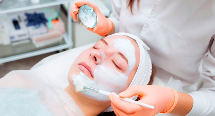 Tu rostro visiblemente rejuvenecido gracias al Tratamiento de Peeling Químico Médico