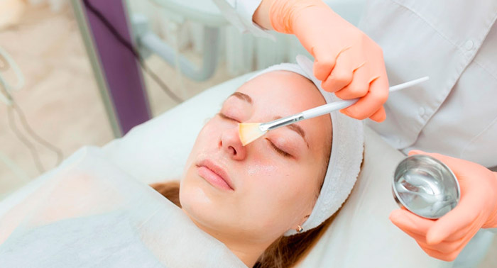 Tu rostro visiblemente rejuvenecido gracias al Tratamiento de Peeling Químico Médico