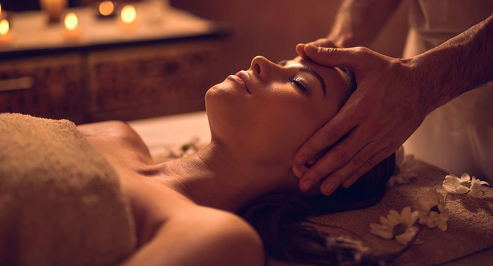 Sorprende con este Baño de leche o de vino con Masaje facial y craneal + Servicio de té