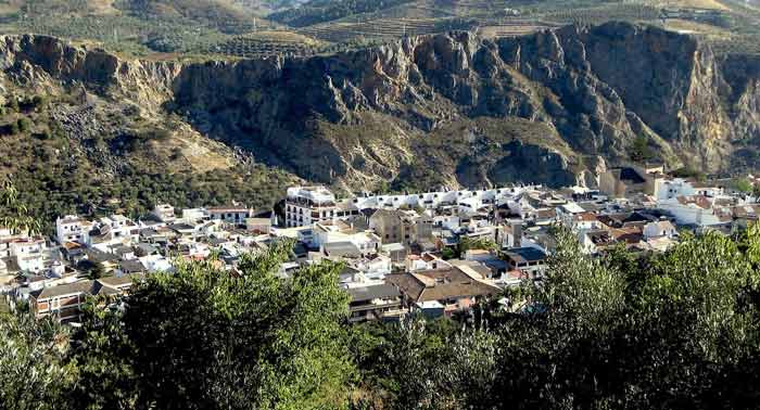 Descubre Lanjarón: 1 Noche + Desayuno Tipo Americano en Hotel Central