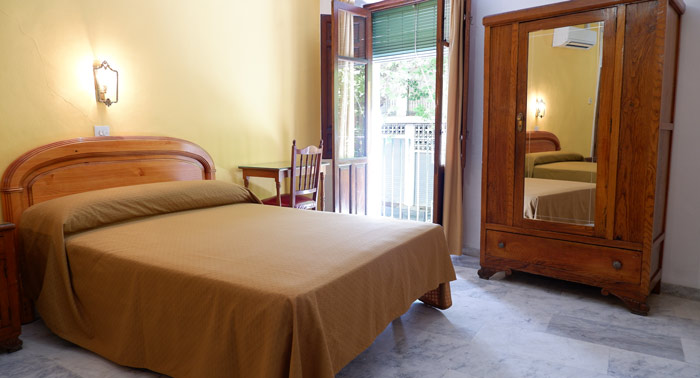 Descubre Lanjarón: 1 Noche + Desayuno Tipo Americano en Hotel Central
