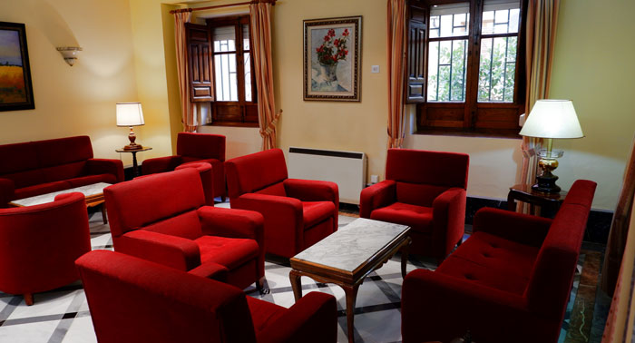 Descubre Lanjarón: 1 Noche + Desayuno Tipo Americano en Hotel Central