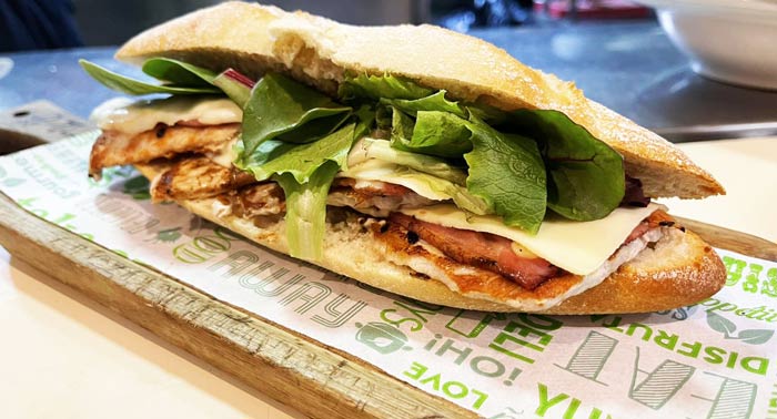 En la Tahona: 2 Frankfurt America o Bocadillos + Patatas + Postre + 2 Cervezas Artesanas