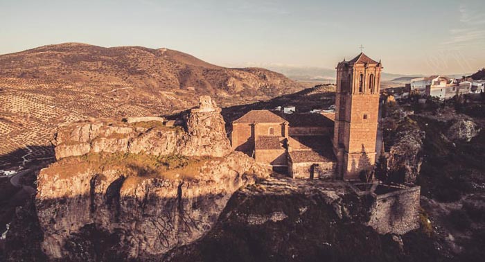 Una magnífica escapada para 2: 1 o 2 Noches en Colomera, con Desayuno y Paseo a caballo