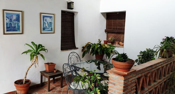 Una magnífica escapada para 2: 1 o 2 Noches en Colomera, con Desayuno y Paseo a caballo