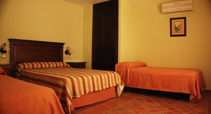 Una magnífica escapada para 2: 1 o 2 Noches en Colomera, con Desayuno y Paseo a caballo