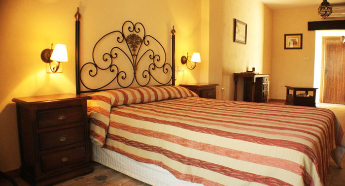 Una magnífica escapada para 2: 1 o 2 Noches en Colomera, con Desayuno y Paseo a caballo