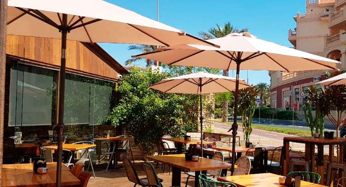 Defontina & Uva Almerimar: Burritos de Carne, Pollo o de Tartar de Atún + 2 Bebidas + Postre