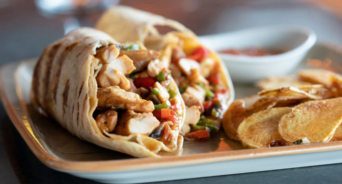Defontina & Uva Almerimar: Burritos de Carne, Pollo o de Tartar de Atún + 2 Bebidas + Postre