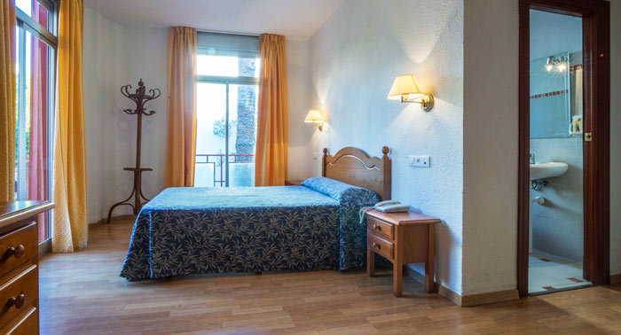 Escapada a Lanjarón: 1 Noche + Desayuno Tipo Americano en Hotel Andalucía