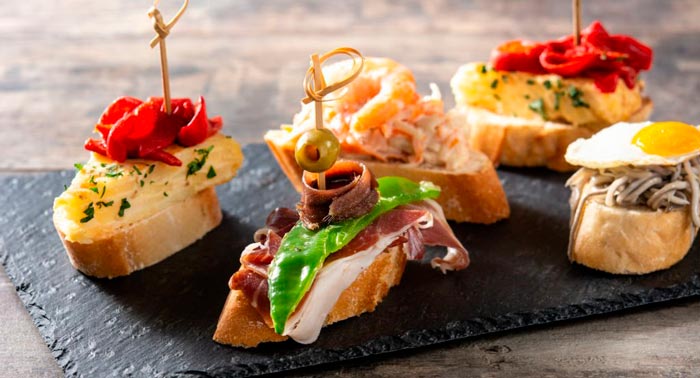 Disfruta la comida Vasca: 20 Pintxos + 4 Bebidas + 2 postres en Dehesa Gastronómica