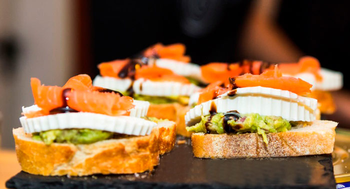 Disfruta la comida Vasca: 20 Pintxos + 4 Bebidas + 2 postres en Dehesa Gastronómica