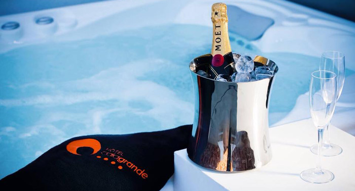 Relax en Pareja: Experiencias Hidrotermales + Masajes Holísticos + Cava + Fruta con Chocolate