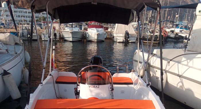¡¡A navegar!! Hasta 6 pax: Alquiler de barco de 1.30h + Foto, sin necesidad de tener titulación