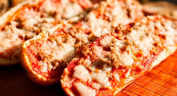 Menú para llevar: 2 Panninis + 2 Piezas de Bollería en 24Horas Regocijos