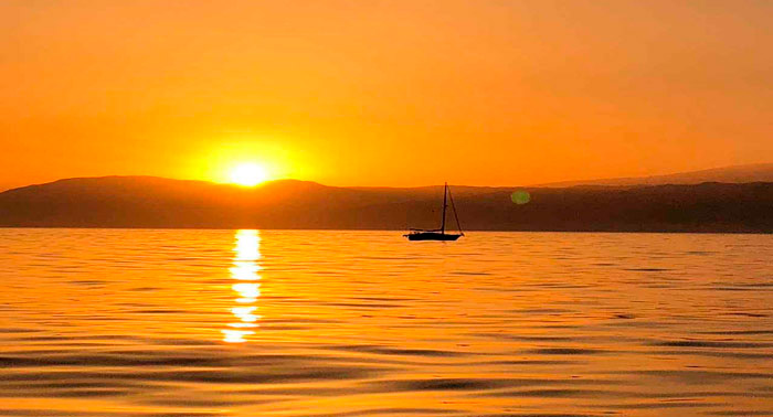 Romántico Atardecer en Pareja: Paseo en Velero de 2h + Cena + Cava Nacional o Moët