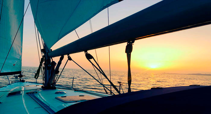 Romántico Atardecer en Pareja: Paseo en Velero de 2h + Cena + Cava Nacional o Moët